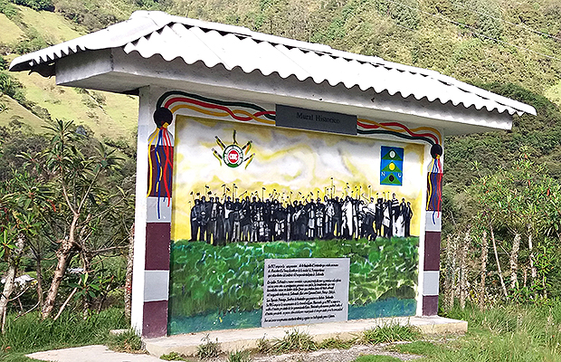 En la curva de una via terciaria de Puracé fue instalado este monumento en homenaje a los primeros indígenas que iniciaron la llamada “recuperación de la Madre Tierra”. Foto: Juan Diego Restrepo E.