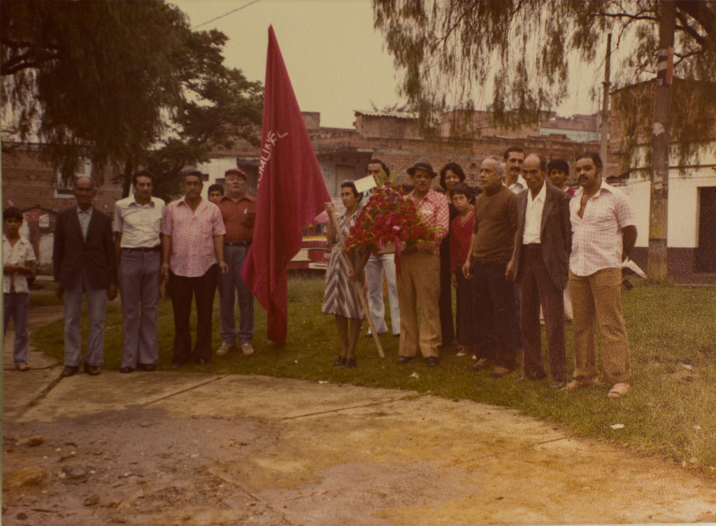 Junta Liberal de Manrique Oriental en la década del 70. Ramón Rivera en el centro, con camisa y boina roja. Foto: cortesía familia Rivera. 