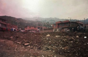 Adecuación del terreno para la construcción del colegio, en la década de los noventa. Foto: cortesía I.E. Jorge Eliécer Gaitán. 