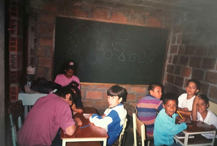 Clase improvisada para los niños de los grados cuarto y quinto en la casa de doña Celina. Foto: cortesía I.E. Jorge Eliécer Gaitán.