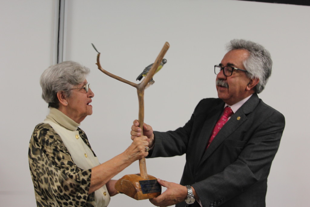 Fabiola Lalinde acompañada por Ignacio Mantilla, rector de la Universidad Nacional de Colombia. Foto: Natalia Maya. 