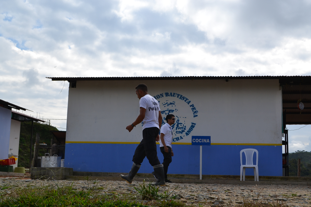 En las instalaciones de la Zona Veredal cada persona aporta con las tareas diarias. Foto: Juan Diego Restrepo Toro. 