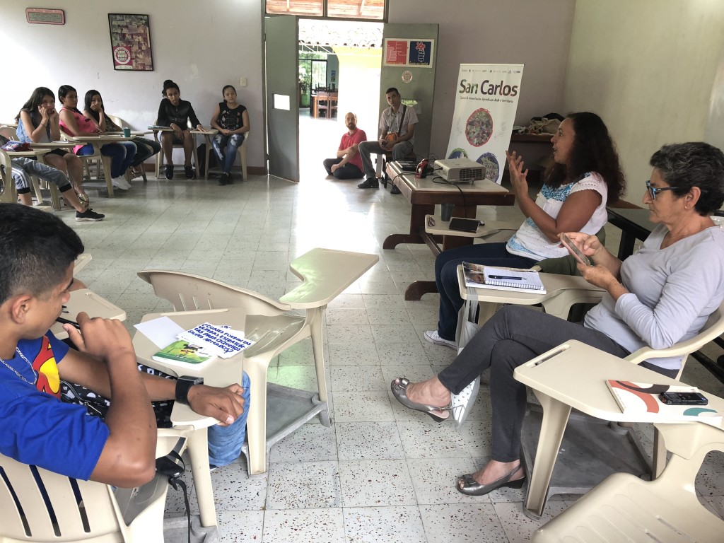 Marta Villa, directora de la Corporación Región, y Pastora Mira, líder de procesos de reparación y reconciliación del municipio, conversaron con los jóvenes sobre el contexto y los alcances del conflicto armado en San Carlos. 