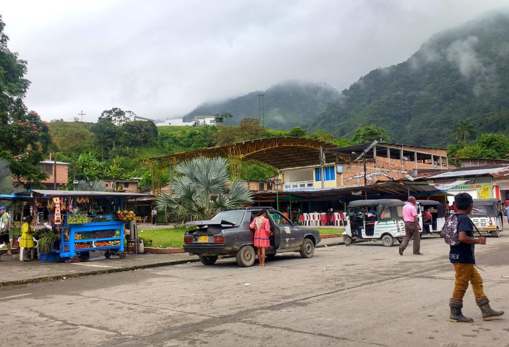 Personas caminando en la cabecera urbana del corregimiento de Santa Cecilia en Pueblo Rico, Risaralda.