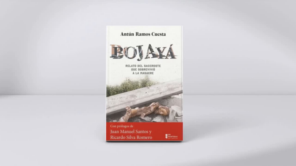 Fotografía sobre la portada del libro BOJAYÁ. Relato del sacerdote que sobrevivió a la masacre, del padre Antún Ramos Cuesta