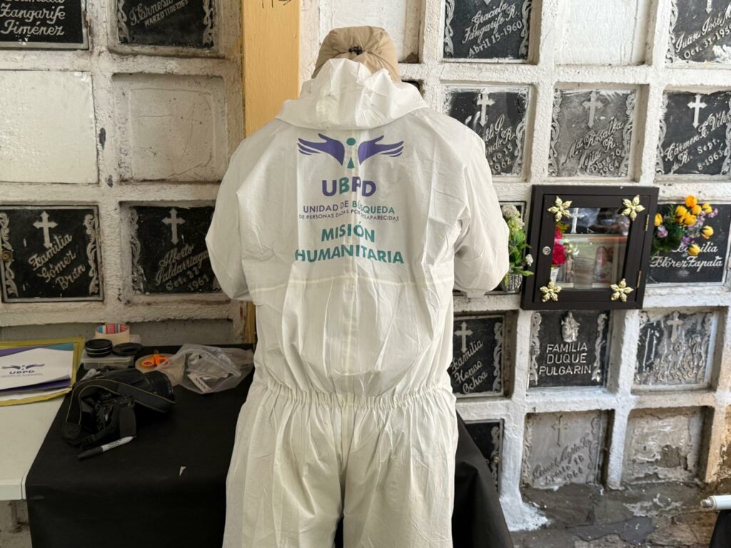 Un forense inspecciona los osarios del cementerio de Caldas