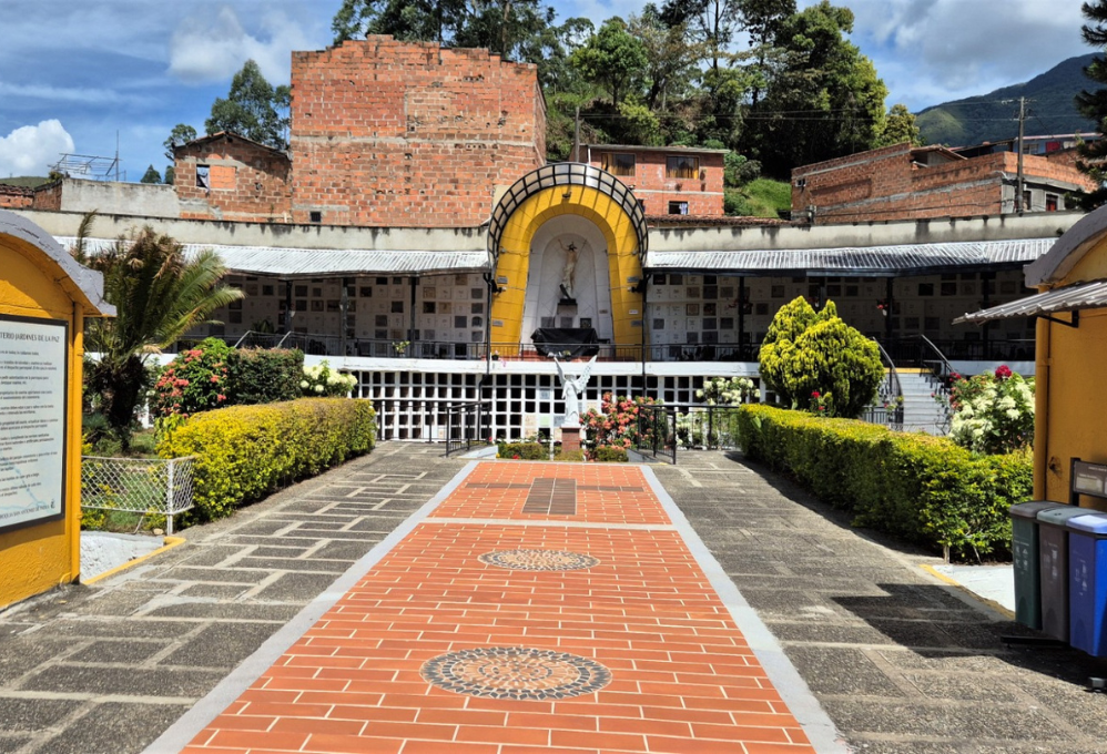 La Unidad de Búsqueda de Personas Dadas por Desaparecidas realiza una intervención forense en el cementerio municipal de Barbosa, Antioquia, para recuperar e identificar cuerpos de posibles víctimas del conflicto armado en el Valle de Aburrá.
