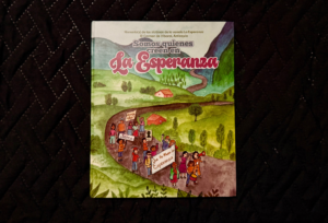 Trece historias de ausencia y resistencia dan vida al libro Somos quienes creen en la esperanza, escrito por los familiares de las víctimas de la vereda La Esperanza (El Carmen de Viboral), como acto de memoria y reparación por los hechos de violencia de 1996.