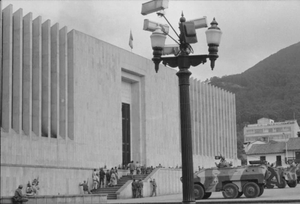 Fotografía de la toma y retoma del Palacio de Justicia; el libro de Helena Uran Bidegain aborda estos sucesos.