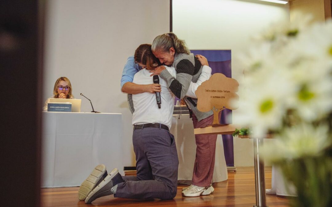 Abrazo de víctimas a comparecientes