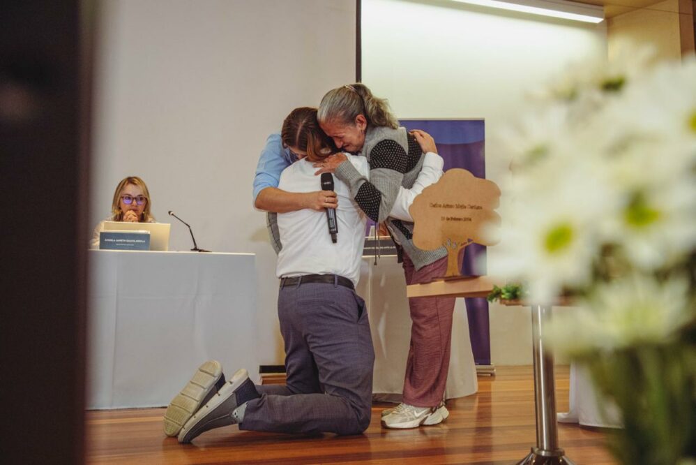Abrazo de víctimas a comparecientes