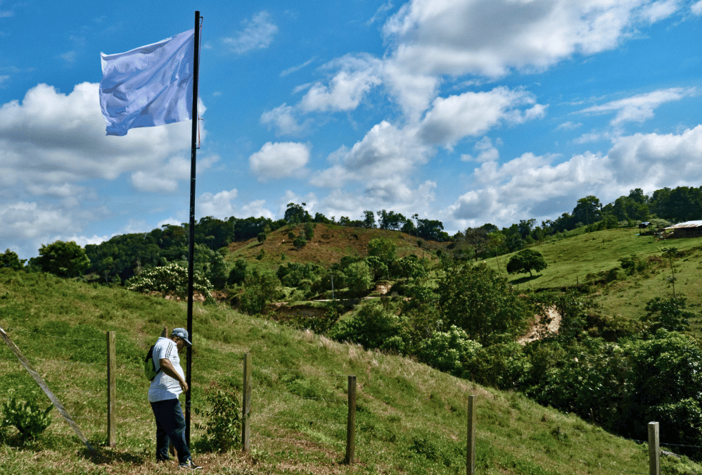 Comunidades instalan una bandera blanca como forma de resistencia ante la crisis humanitaria en Antioquia.