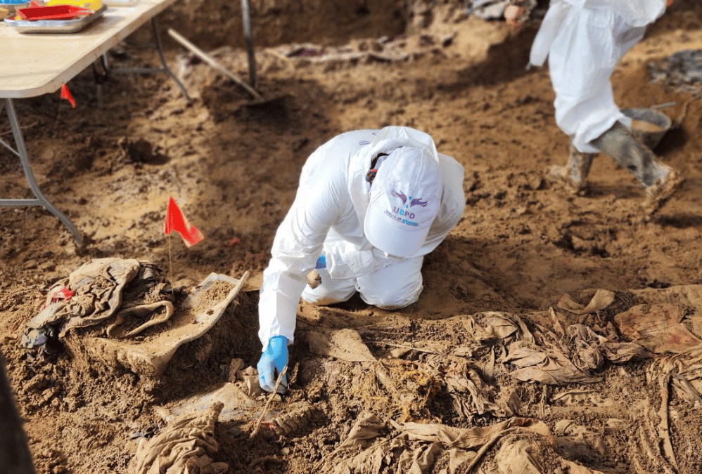Intervención forense en cementerio vinculada a desaparición de mujeres en Antioquia.