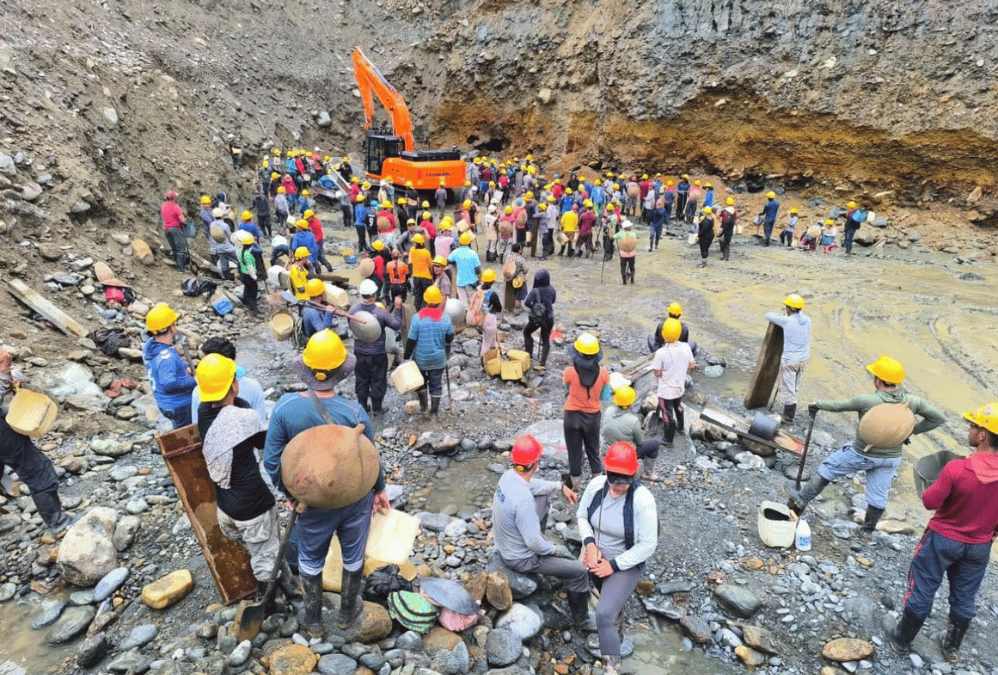 extracción de oro en una mina bajo control de grupos armados ilegales en Briceño.