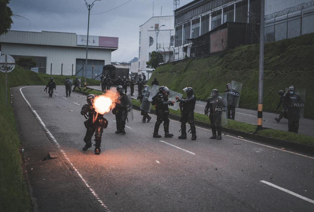 Integrantes del ESMAD enfrentan a un manifestante durante el estallido social en Colombia.