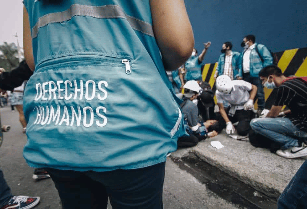 Atención de primeros auxilios a Stiven Loaiza Giraldo después de la agresión del ESMAD.
