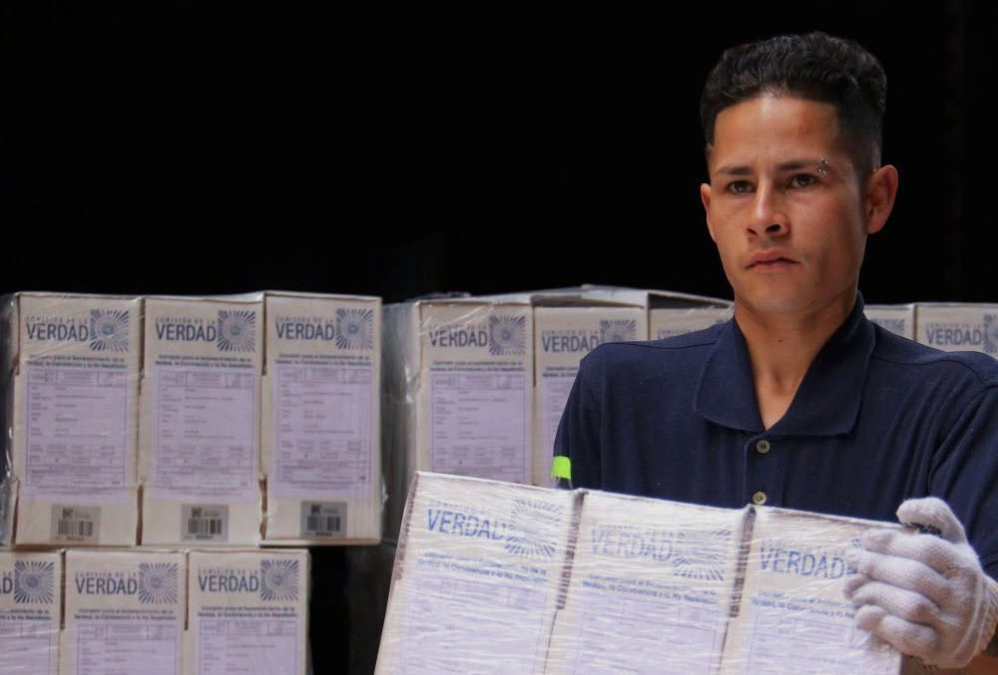 Personal de logística lleva los archivos de la Comisión de la Verdad a la instalaciones del AGN.