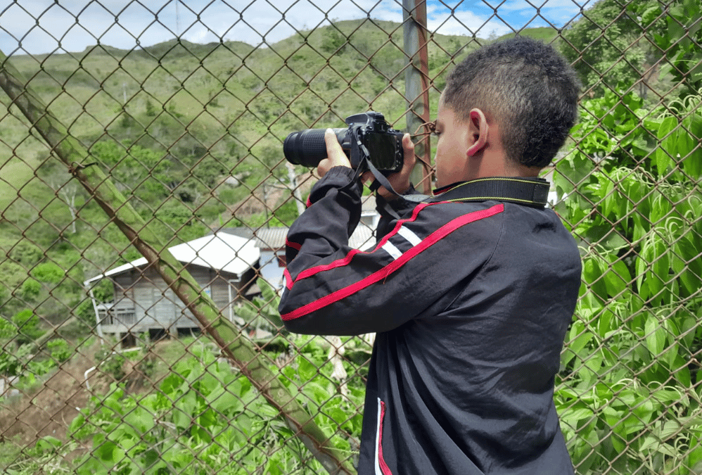 Jóvenes de Yarumal aprenden a manejar cámaras fotográficas.