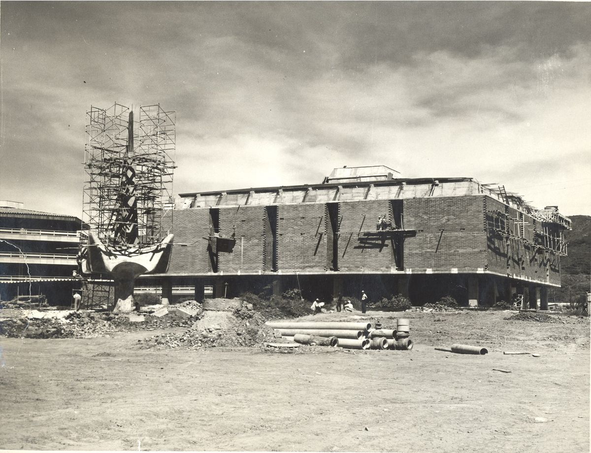 Obra en construcción del bloque central de la Ciudad Universitaria en 1968, con el monumento El Ancla en primer plano