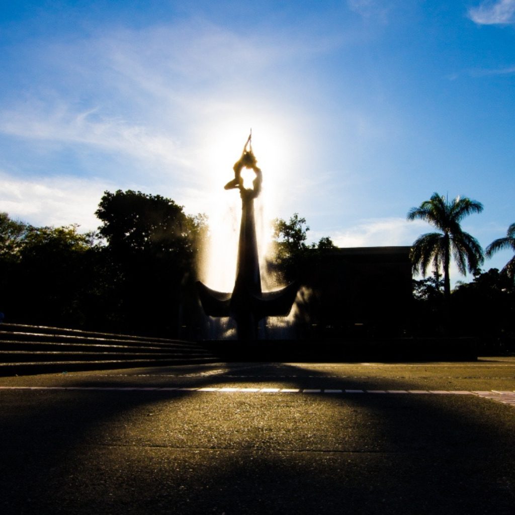 Silueta a contraluz del monumento El Ancla en la Universidad de Antioquia